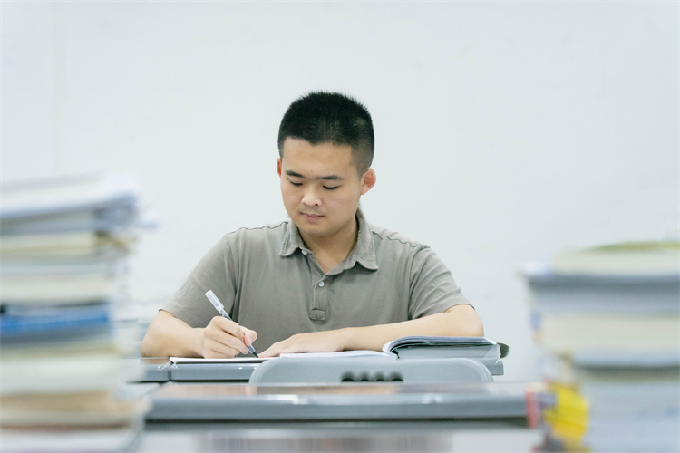 20220419“四月书香满校园”2018级英语专业陈贞元同学备考22考研 翁柏杨摄.jpg