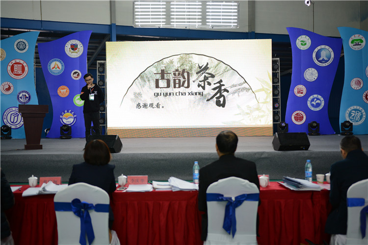 20171124 第二届福建省大学生文化创新创意大赛文化旅游类赛场王司楠与评委交流作品《塔壶》 杨雅玲摄.JPG