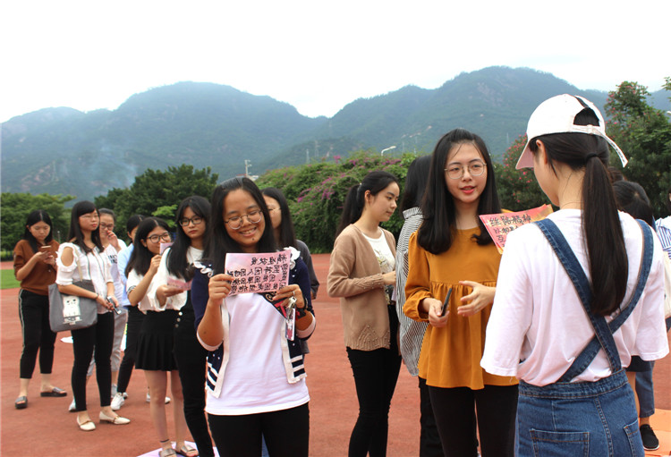 20171016 小组比赛进行时在格子中的同学都在认真记忆纸条内容.jpg