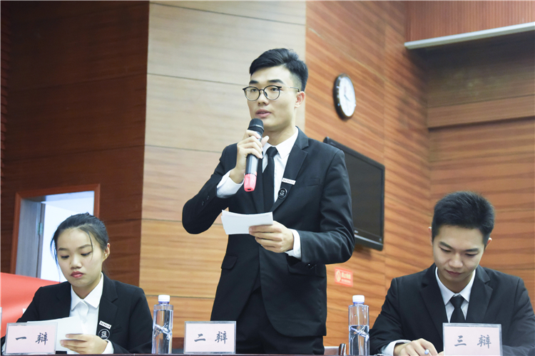 20191026 反方二辩进行辩论 王玲芝摄.jpg