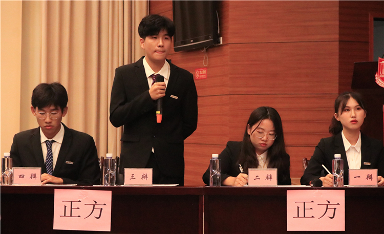 20191026 正方三辩进行辩论 李璟懿.jpg