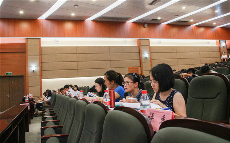 评委老师进行点评(1).JPG