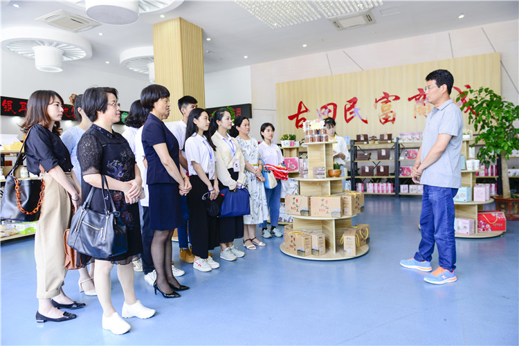 20180524实践队员在古田十方田农产品电商平台调研 (2).JPG