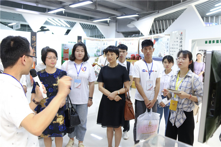 20180525实践队参观屏南县电商产业园4.jpg