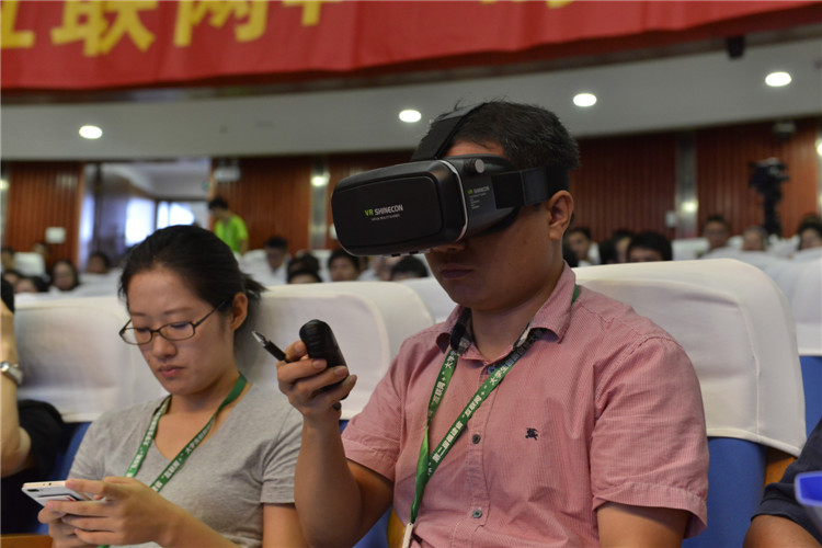 评委戴上VR设备,体验互联网家装.JPG