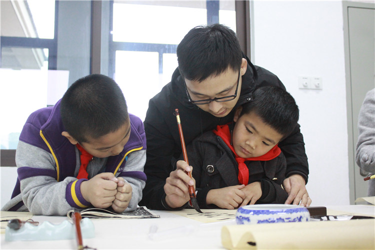 福师大协和学子一边示范书法一边讲解要领 林洁 摄.jpg