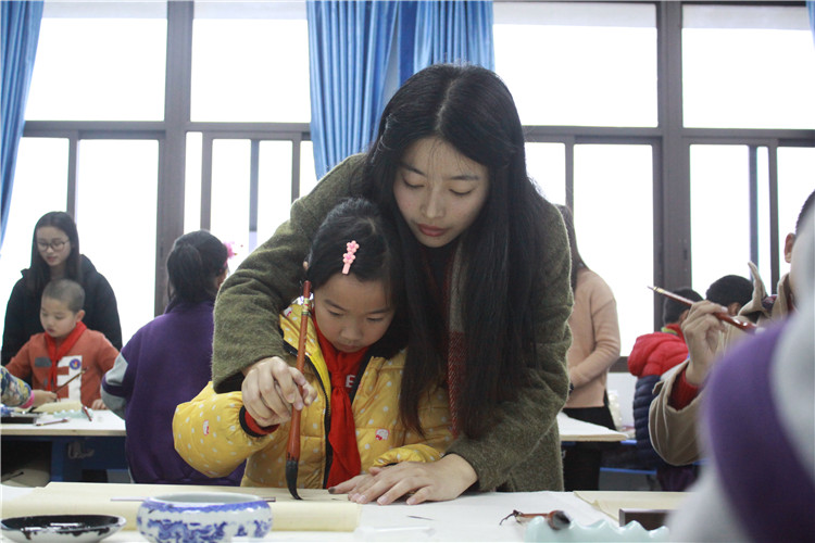 福师大协和学子手把手指导书法技巧 林洁 摄.jpg