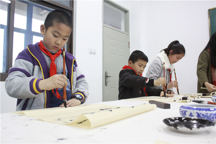 书法兴趣班小学生有模有样写书法 林洁 摄 (2).jpg