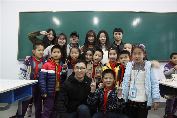 福师大协和学子与书法兴趣班小学生们合影 林洁 摄.jpg