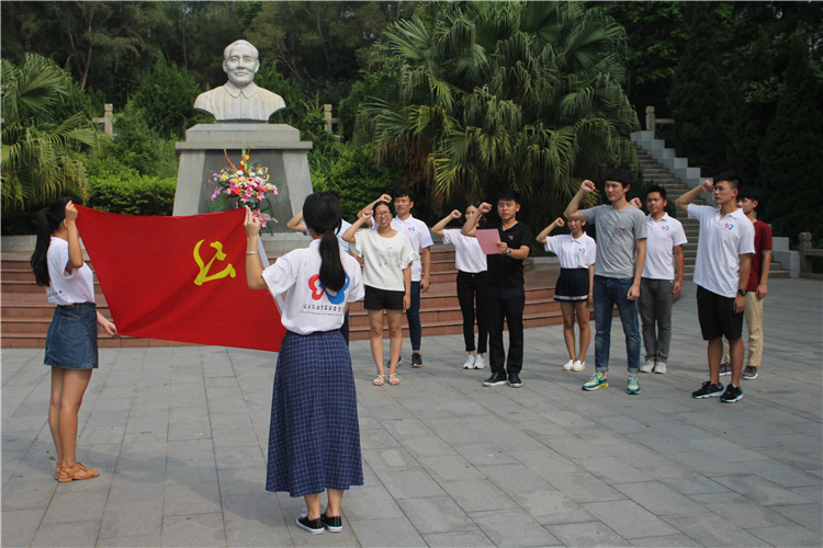 经济与法学系暑期社会实践队参观谷文昌纪念馆 (2).JPG