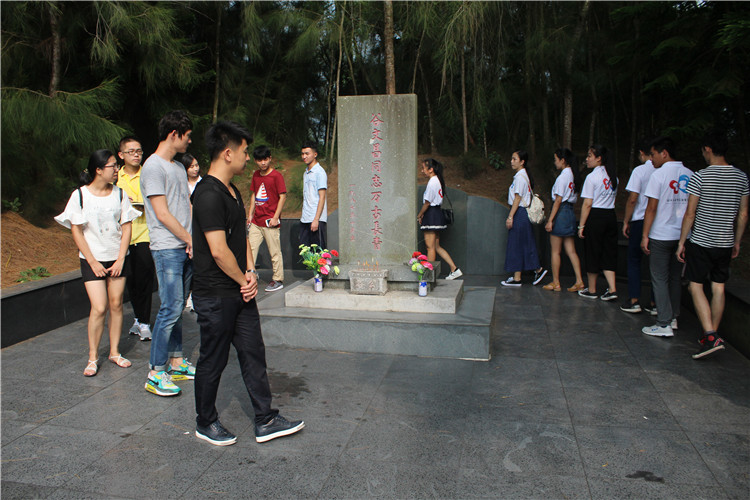 经济与法学系暑期社会实践队参观谷文昌纪念馆 (3).JPG