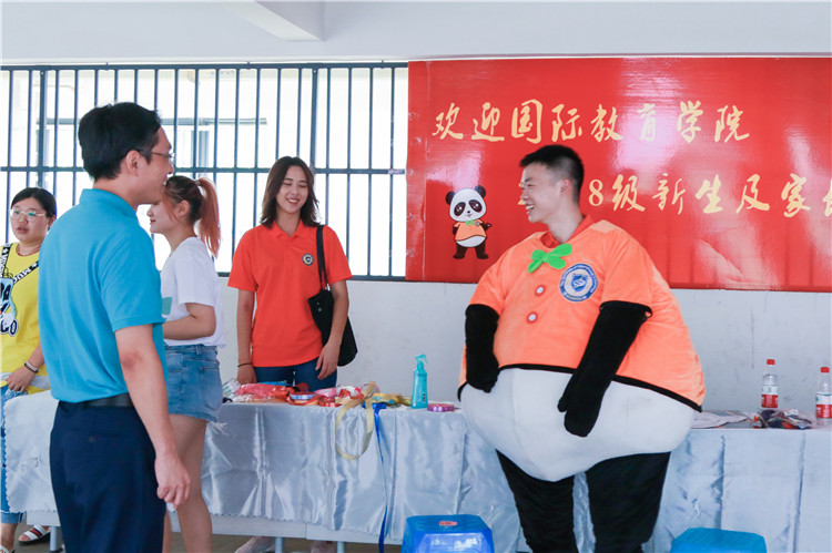 陈晓斌副书记看望慰问正在工作的国际教育学院迎新志愿者 林小毳摄.JPG