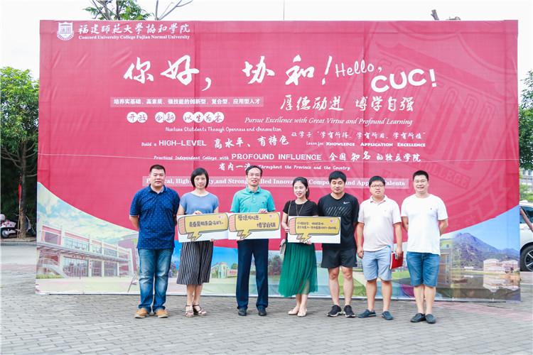陈晓斌副书记老师们在迎新展板前合影 林小毳摄.JPG