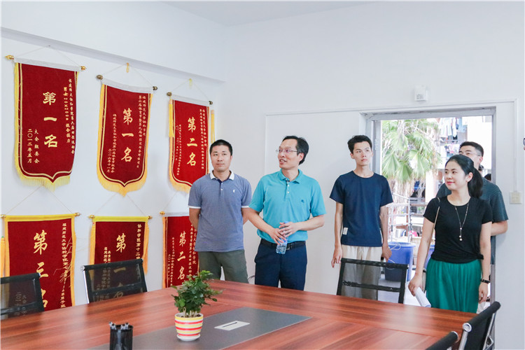 陈晓斌副书记检查各系党团活动室建设情况 林小毳摄.JPG