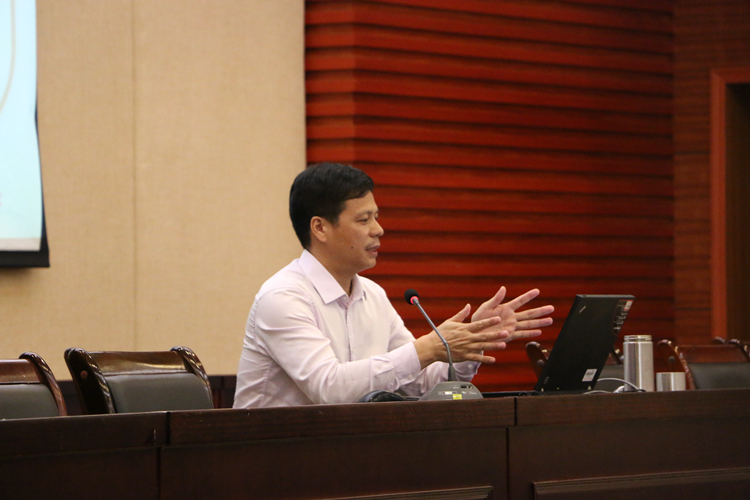 20161120杨建义开展党员培训讲座 李雨航.JPG