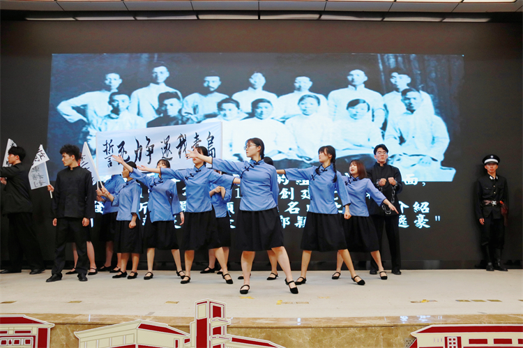 青年学生上演情景剧《觉醒》.jpg