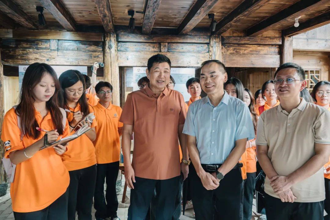 20250702 国际教育学院暑期实践 非遗传承人陈官购老师向老师同学们介绍四平戏博物馆 陈佳皇 摄 (4).jpg