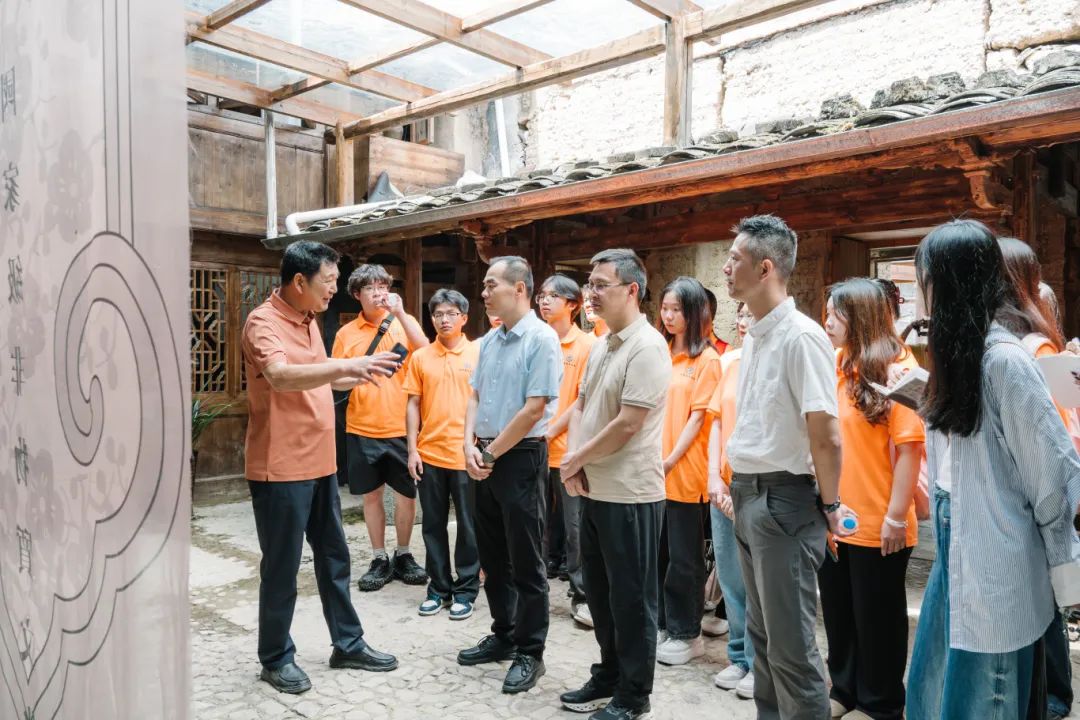 20250702 国际教育学院暑期实践 非遗传承人陈官购老师向老师同学们介绍四平戏博物馆 陈佳皇 摄 (1).jpg