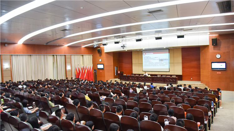 张华荣院长与2018级新生畅谈新时代大学生活.jpg