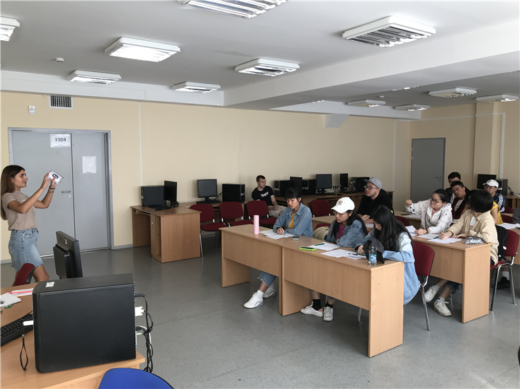 学员们在波列斯克大学上俄语课.jpg