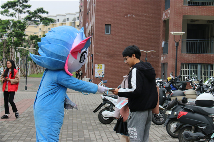 学院团委吉祥物“团团”向过往的同学们发放宣传单页.JPG