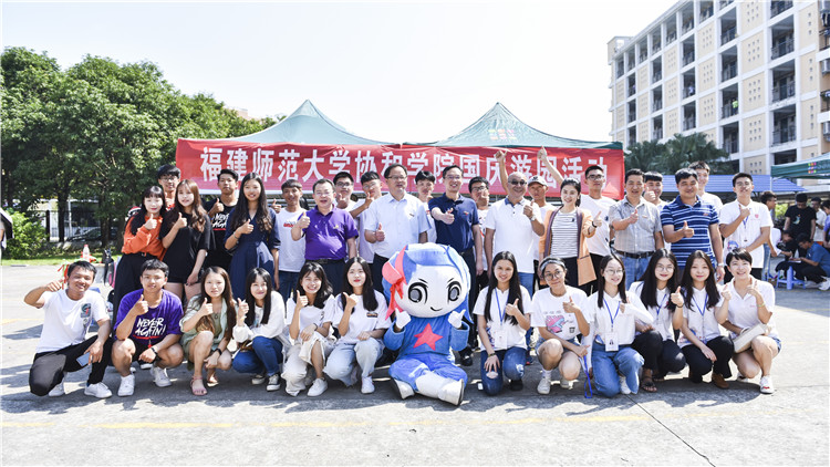 20181001 团委国庆游园 合照林响.jpg