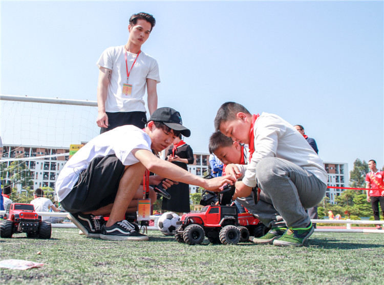 20170428我院学生教导附小学生操控赛车模型 徐梦蓥 (7).JPG