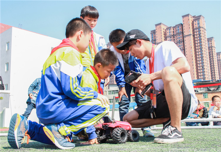 20170428我院学生教导附小学生操控赛车模型 徐梦蓥 (10).JPG