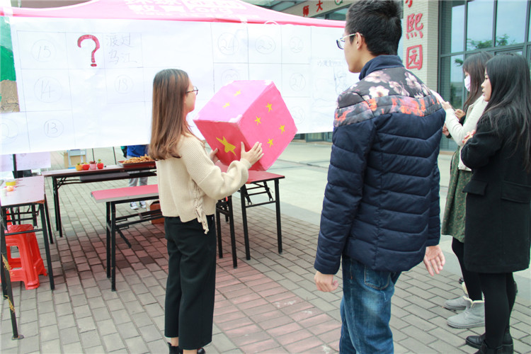 20161218国本长征大富翁活动 邱迎银 同学掷骰子.JPG