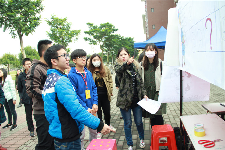 20161218国本长征大富翁活动 邱迎银 负责人向同学介绍此次游戏的规则.JPG