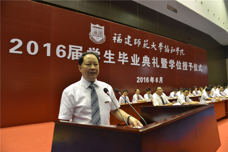 20160622 黄跃鹏副院长宣读本科优秀毕业生决定 林响.JPG