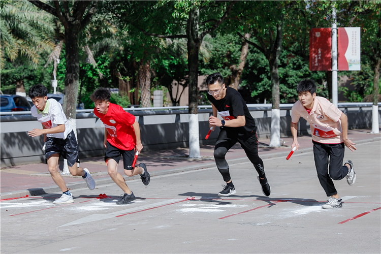 20201111 环校跑 运动员在起点处奔跑 鲁雅怡摄.jpg
