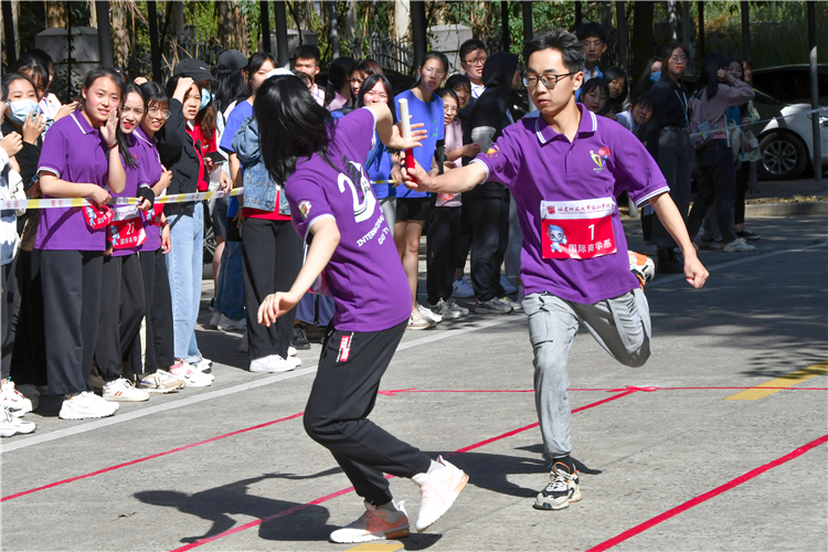 20201111 环校跑国际教育学院运动员接棒 邱小桐摄.jpg