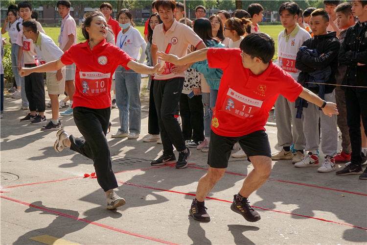 20201111 环校跑 管理学系运动员接棒 林剑涛摄 (2).jpg