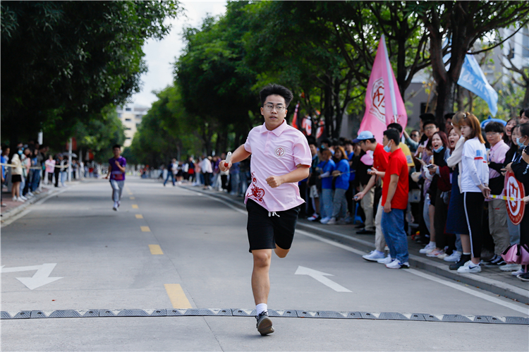 20201111 环校跑 文化产业系运动员正在奔跑 鲁雅怡摄 (2).jpg