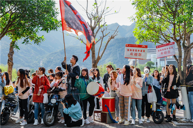 20201111 环校跑 外语系观众加油 鲁雅怡摄 (2).jpg