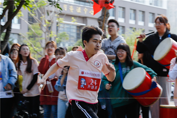 20201111 环校跑 外语系运动员正在奔跑 鲁雅怡摄.jpg