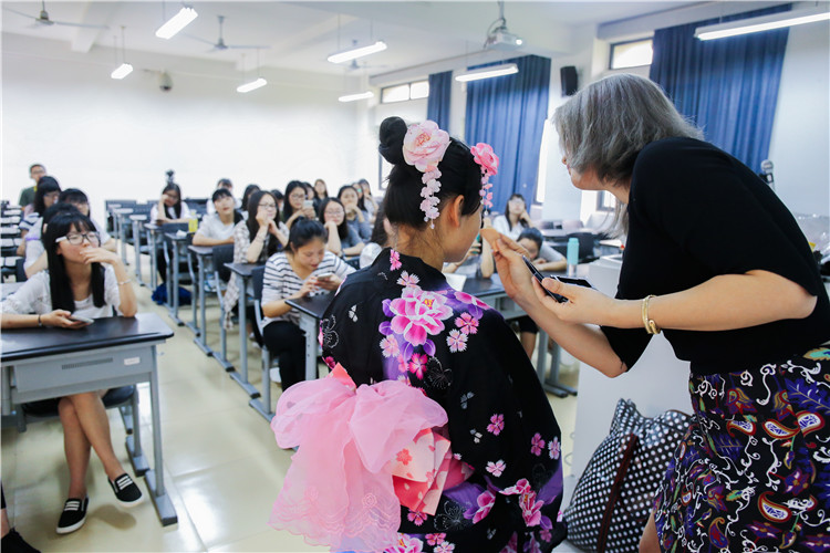 20160504协和学院学子课上穿和服 用身体感受日本文化 叶晓晖 (1).JPG