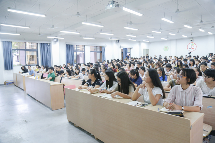 在场同学认真听讲 叶净淳.JPG