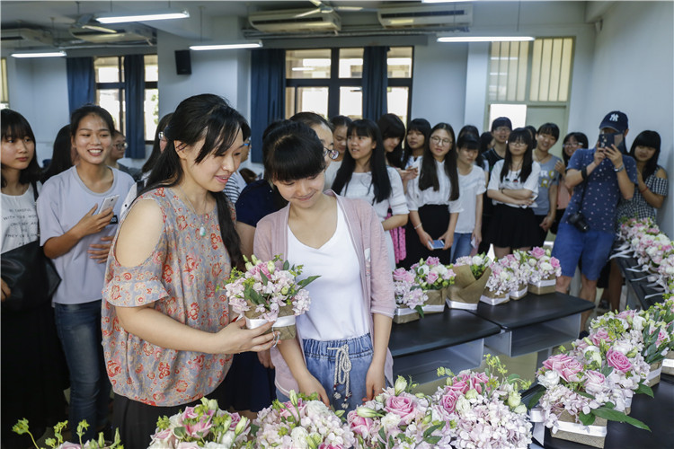 20160529老师和助教正在评选最好的作品 叶晓晖 (1).JPG