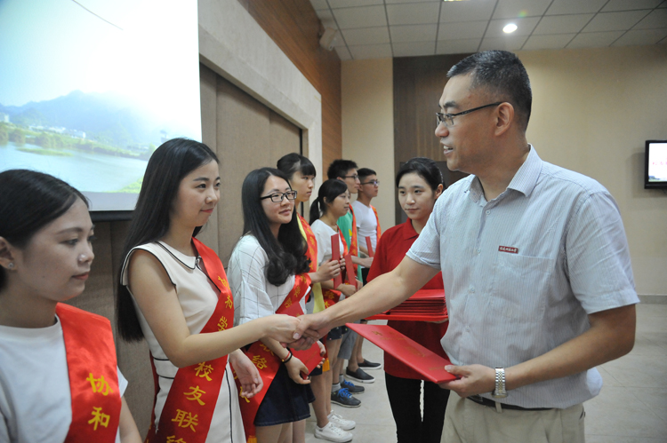 20160621 54名2016届毕业生受聘学院校友联络大使 杨竞雯 (3).JPG