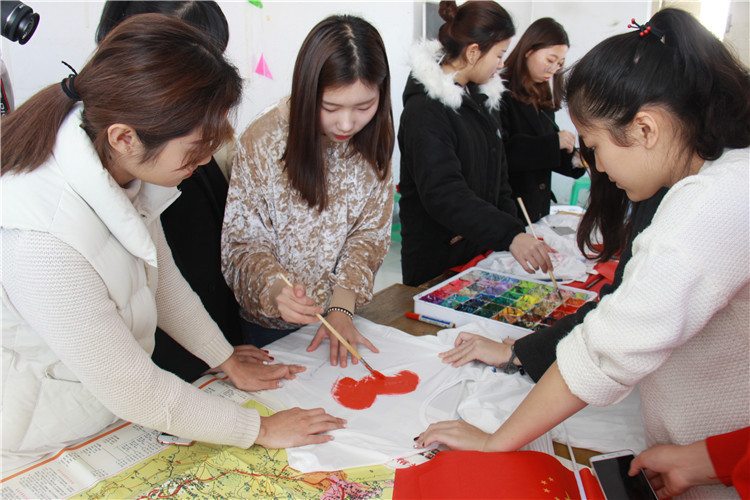 美术专业的同学在为衣服上色 林景东/摄.JPG