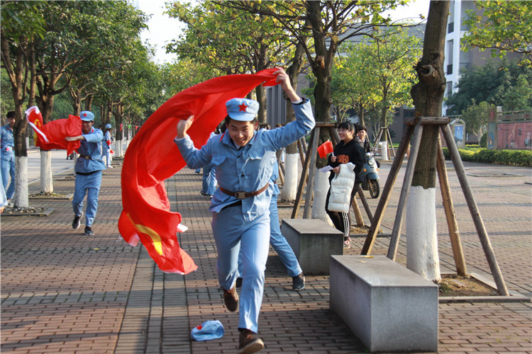 同学们在听爷爷讲故事 黄慧钦/摄 (2).JPG
