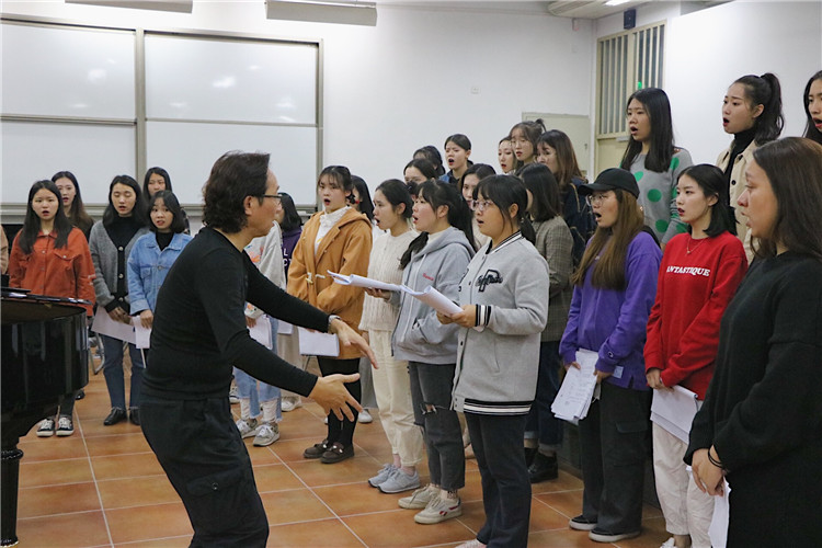 康宇丹教授指导文化产业系学子合唱 张璐 摄.JPG