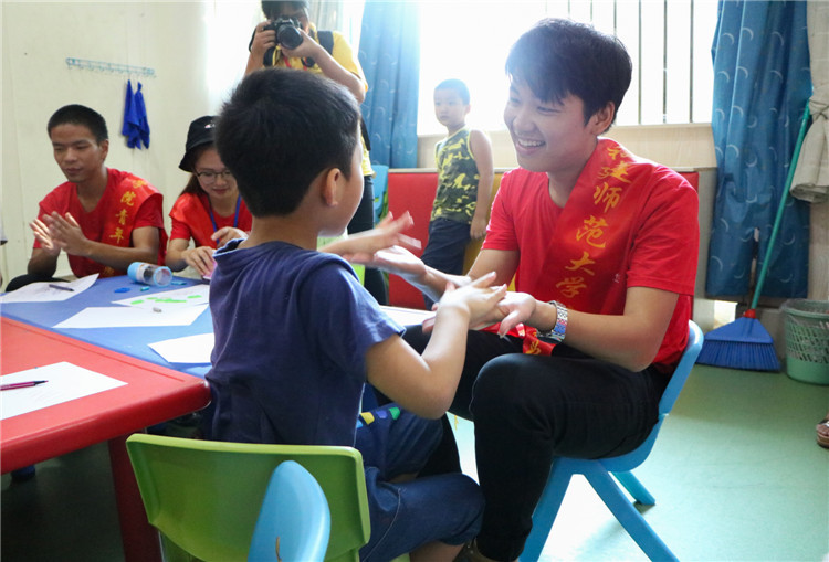 与小朋友玩耍的志愿者 黄佳颖摄.JPG