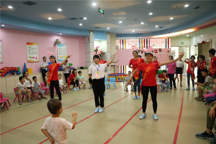表演兔子舞的志愿者们 黄佳颖摄.JPG