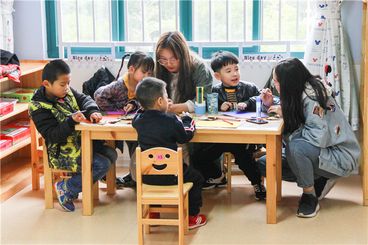20181221学前教育幼儿园实践 邱迎银 同学们教小朋友们画画 (3).jpg