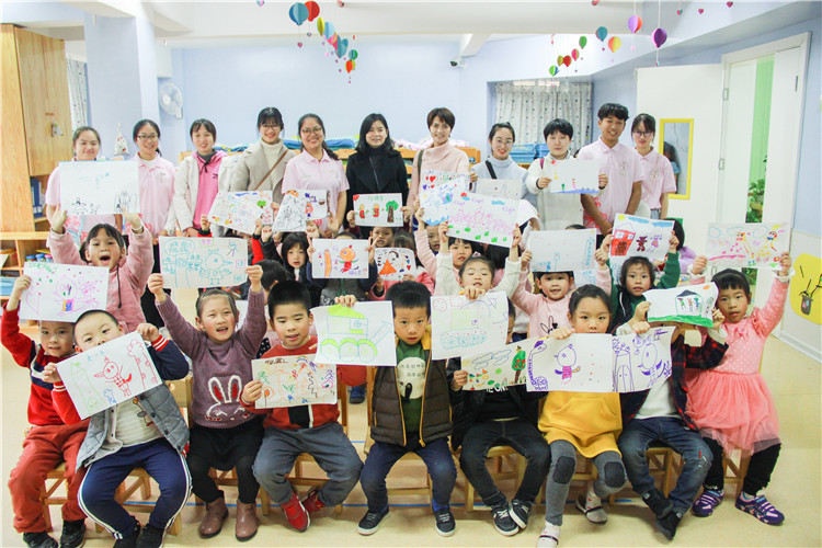 20181221学前教育幼儿园实践 邱迎银 大一班小朋友和同学们老师合影.jpg