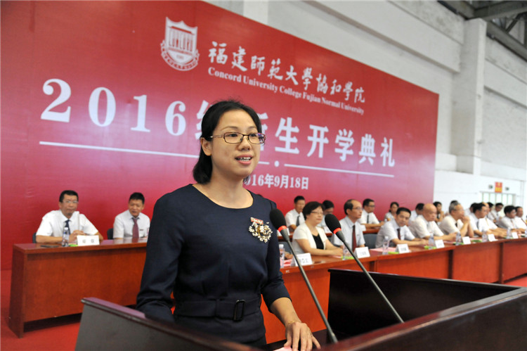 20160918我院2016级新生开学典礼上 管理学系李莉副教授代表全体教师讲话 杨竞雯.jpg
