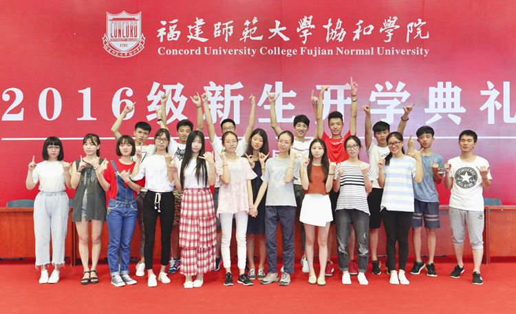 20160918典礼结束 学生欢乐合影 朱高航 (3).jpg